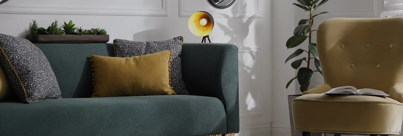 Canapé vert et fauteuil doré retapissés, avec coussins, dans un salon