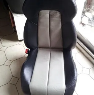Siège auto en cuir noir et gris à restaurer par la tapissière d’Auffargis