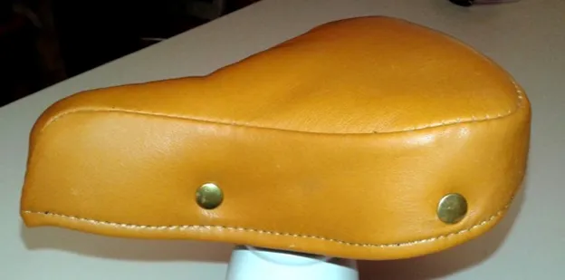 Selle en cuir à boutons restaurée par la tapissière d’Auffargis
