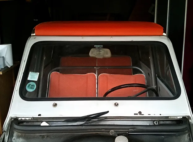 Sièges de voiture ancienne en cuir orange restaurés par L’Atelier de Lolie